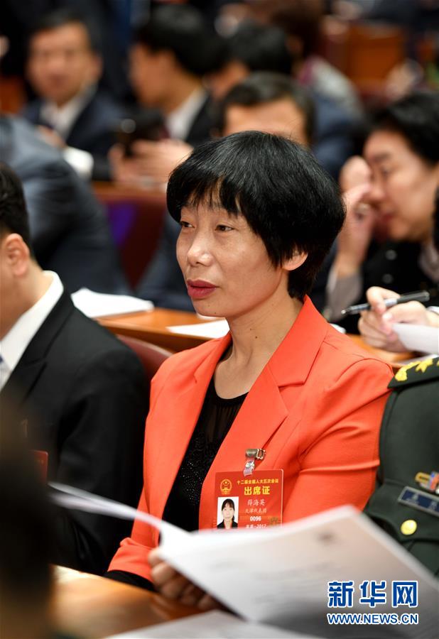 (两会·履职影像记)(1)薛海英代表:关注农民工权益和城市环境