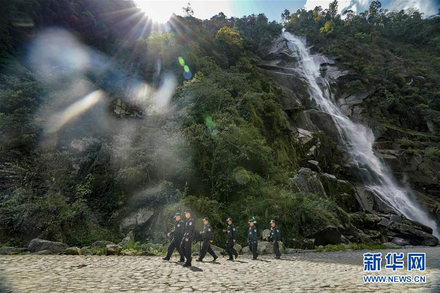 (爱国情 奋斗者·图文互动)(3)警民情深——记云南贡山县独龙江乡边境派出所