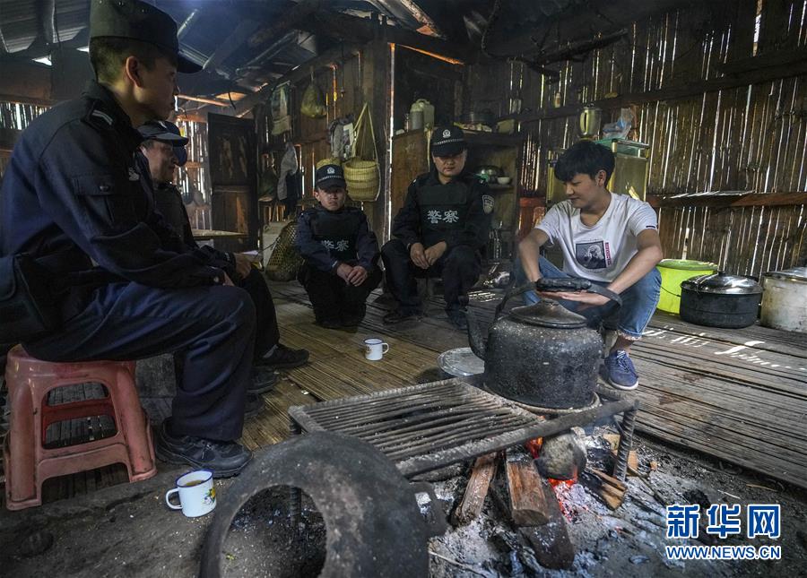 (爱国情 奋斗者·图文互动)(1)警民情深——记云南贡山县独龙江乡边境派出所