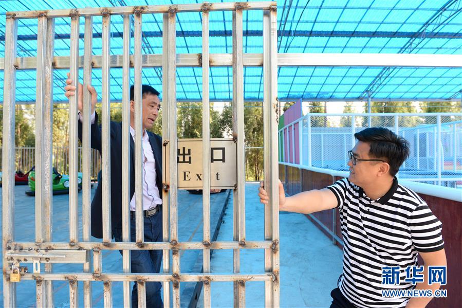 (决战决胜脱贫攻坚·图文互动)(1)理发师“修剪”乡村游一团乱麻