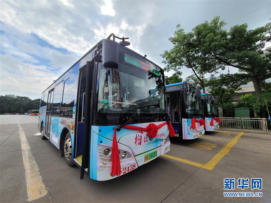 (图文互动)(1)“石榴红”里的民族情——广西柳州首发民族团结公交专线见闻