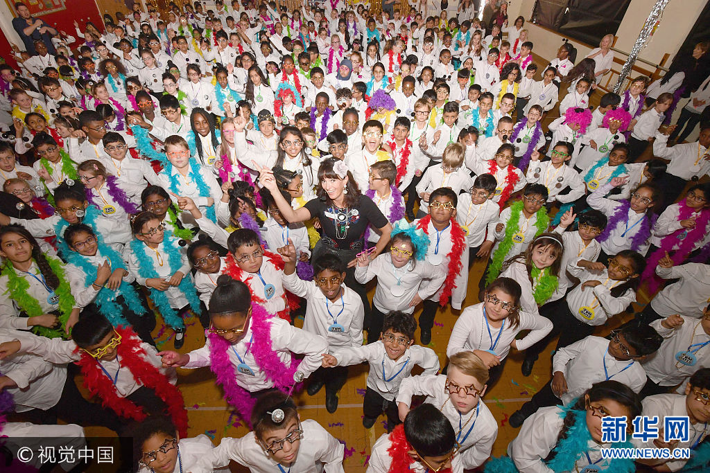 ʱ20171012գӢ׶أHorsendenСѧ314Сѧˢ˹ļ˹¼***_***EDITORIAL USE ONLY Author Liz Pichon and 314 pupils from Horsenden Primary School in Middlesex break a Guinness World Records title for largest disco dance, which had previously been 280, to celebrate the launch of Liz's new book Tom Gates:Epic Adventure (Kind of!) published by Scholastic UK.